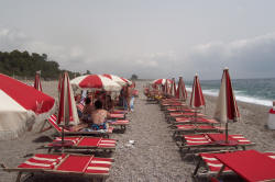 le sdraio e gli ombrelloni della spiaggia attrezzata