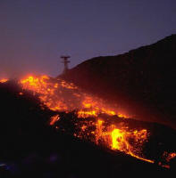 il fiume di magma minaccia gli impianti sciistici sull'etna