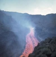 la lava dell'etna scorre come un fiume